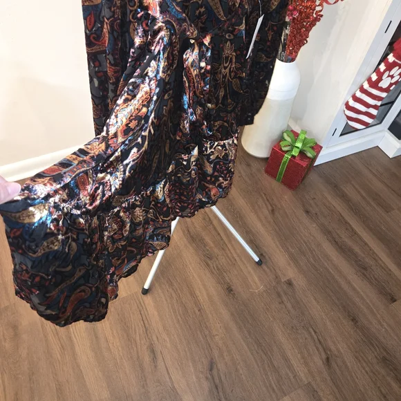 Elegant Paisley Velvet Midi Dress - Picture 5 of 7